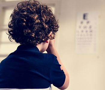 Kind beim Augenarzt