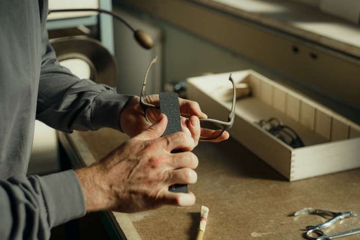 Handwerker bei der Reparatur einer Brille als Prävention gegen Bindehautentzündung