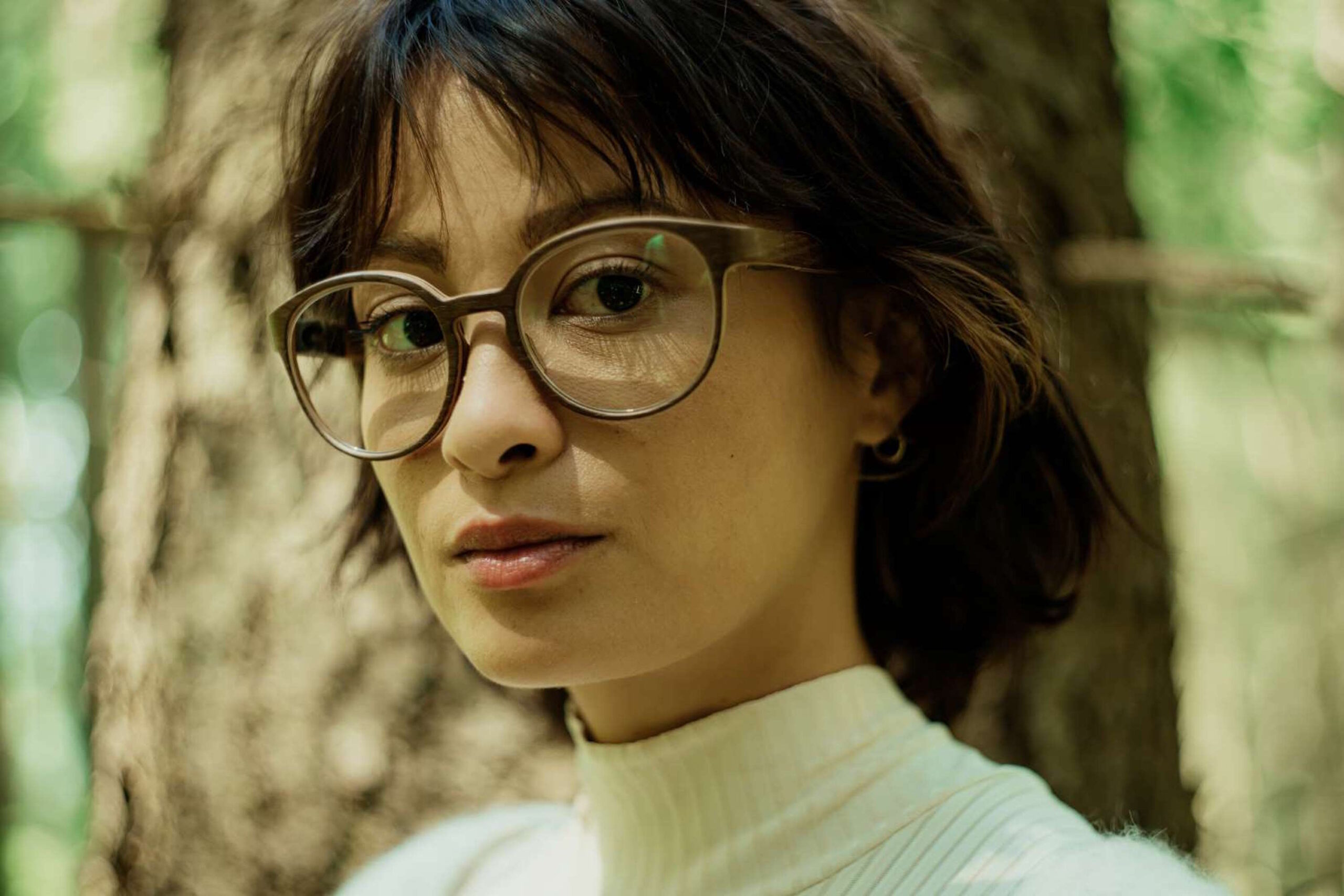 Porträt einer jungen Frau mit Holzbrille von Rolf im Grünen