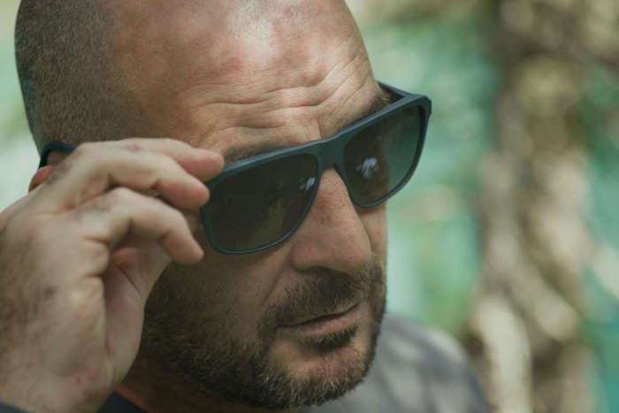 Mann mit dunkel getönter Öko-Sonnenbrille von Rolf – Tönung bei Sonnenbrillen