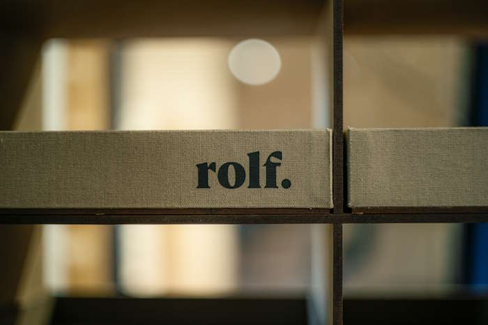 Regal mit Aufschrift "rolf."