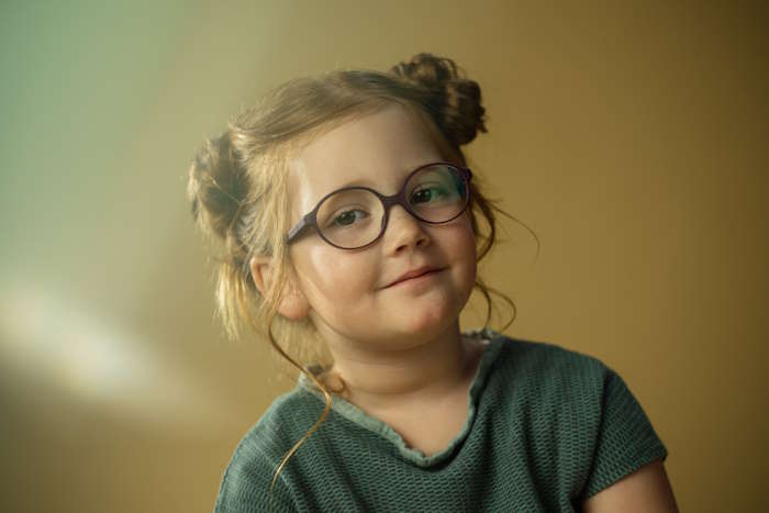 Mädchen mit Zöpfen und Brille, perfekt für Kinderbrillen für die Ferien