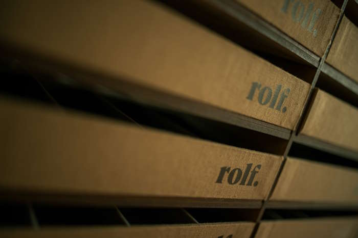 Nahaufnahme von Verpackungskartons mit dem Logo „rolf“, in denen die stabilsten Brillen gelagert