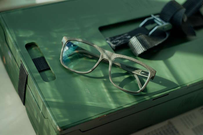 Eine Brille liegt auf einem grünen Kasten im Sonnenlicht – Detailaufnahme zur Langlebigkeit von Brillen