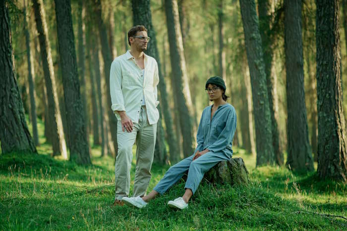 Zwei Personen mit ROLF-Brillen in einem ruhigen Wald – Fokus auf Natürlichkeit bei sozialen Projekten mit ROLF.