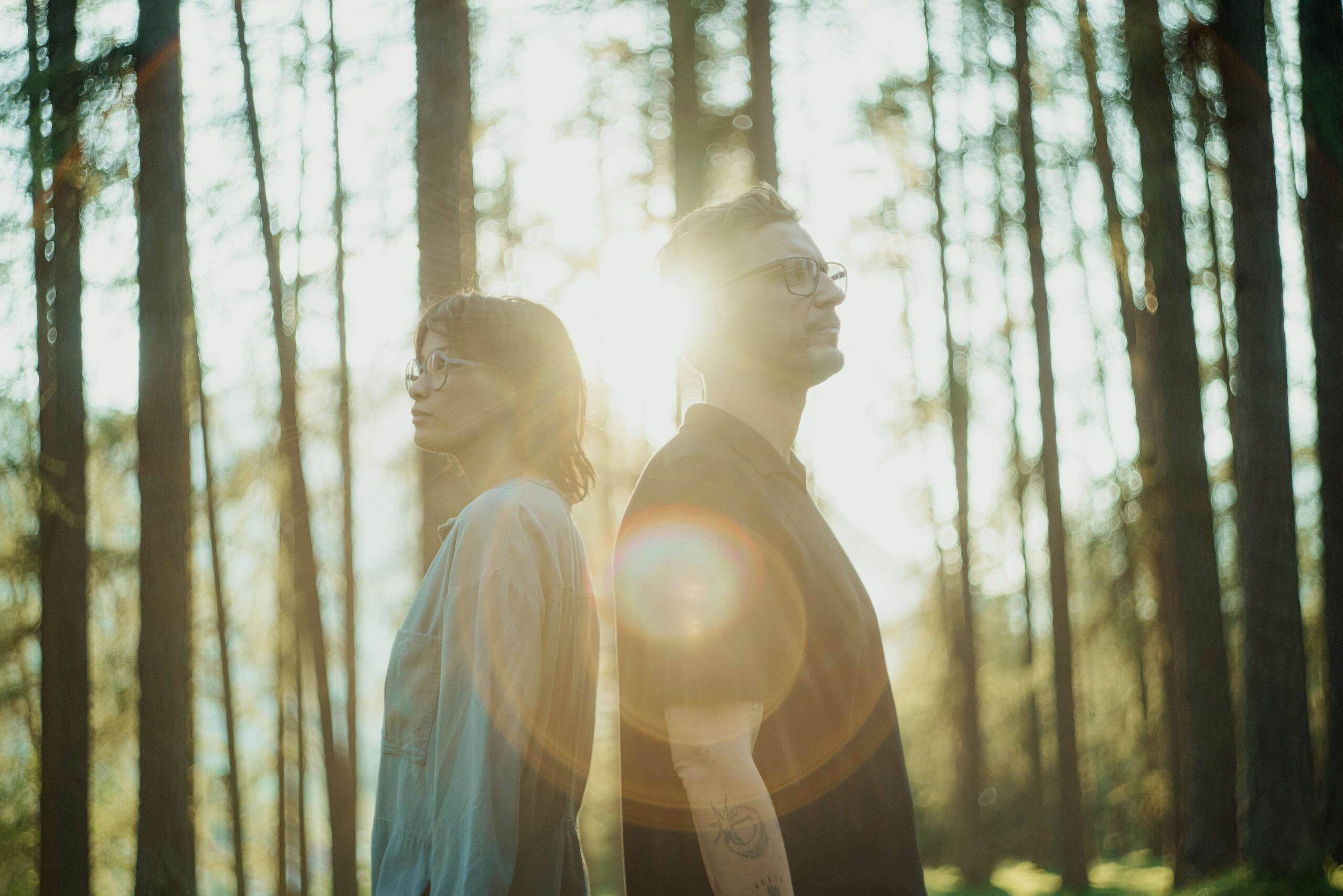 Zwei Personen mit Brillen im Wald bei Sonnenlicht – Wie entsteht eine Brille?