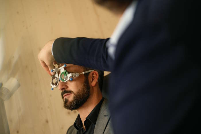 Augenuntersuchung mit Brillenmessgerät – welche Brille macht dich selbstbewusster?