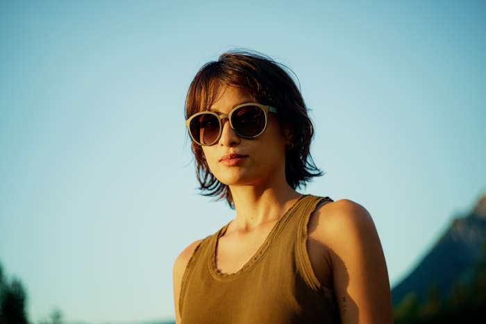 Frau mit Sonnenbrille schaut in die Ferne, Schutz vor Sonnenlicht und tränenden Augen