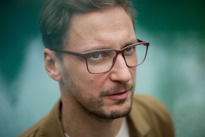 Mann mit hellblauen Augen und brauner Brille – Welche Brille passt zu welcher Augenfarbe