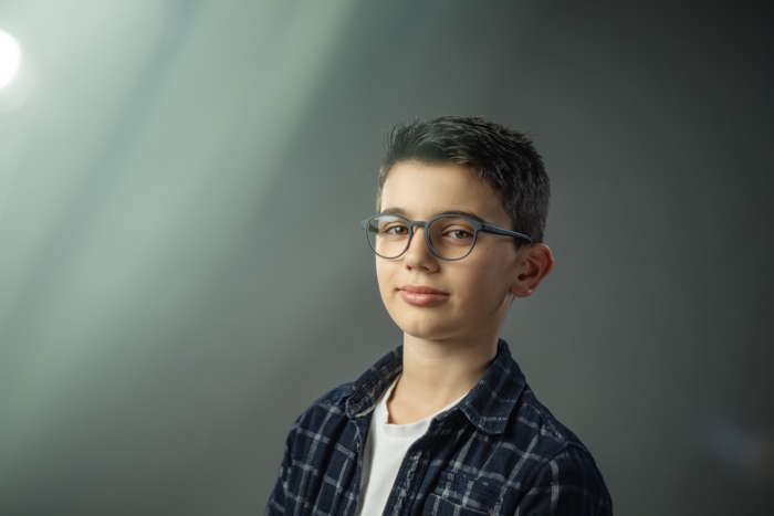 Schuljunge mit Brille im Porträtlicht