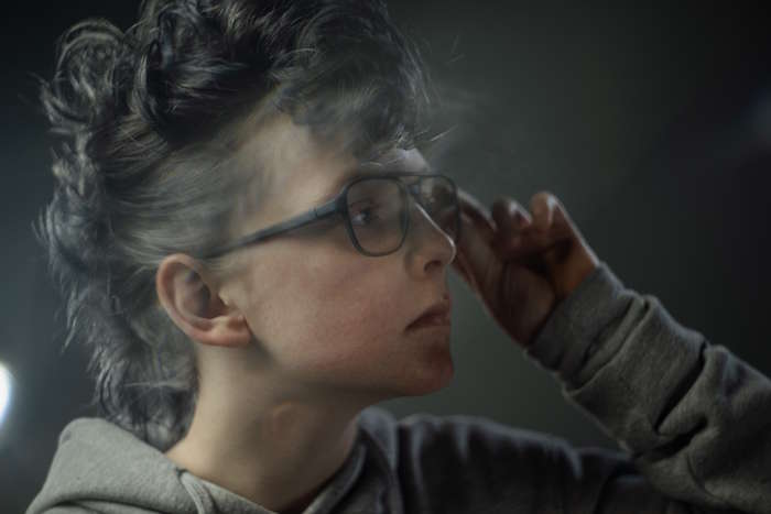 Schulkind mit Brille und kreativem Haarschnitt – Brillen für Schulkinder