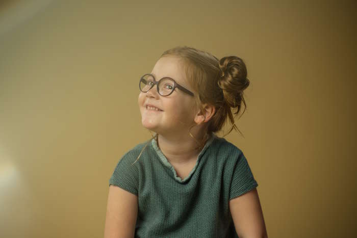 Lächelndes Mädchen mit runder Brille – brillen für schulkinder