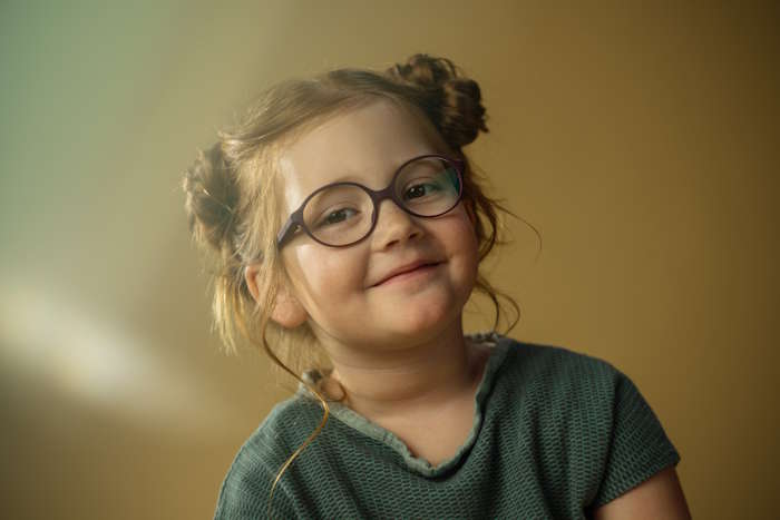 Kleines Mädchen mit Brille und Doppeldutt – brillen für schulkinder