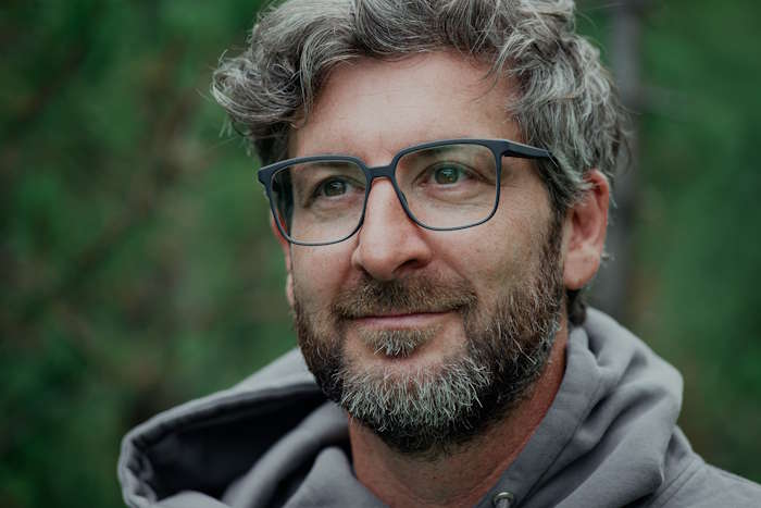Mann mit grauen Augen und dunkler Brille – Welche Brille passt zu welcher Augenfarbe