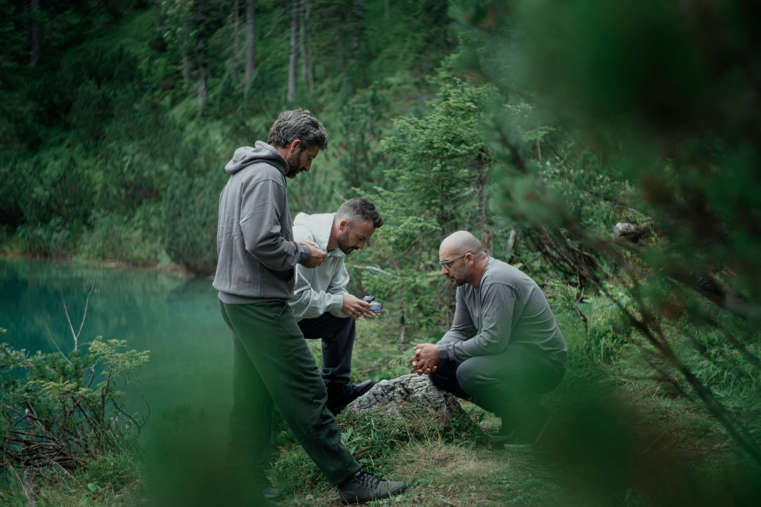 Blog 1 Team analysiert Prototypen in der Natur, um Ergonomie und Tragekomfort im Brillen Design Prozess zu testen