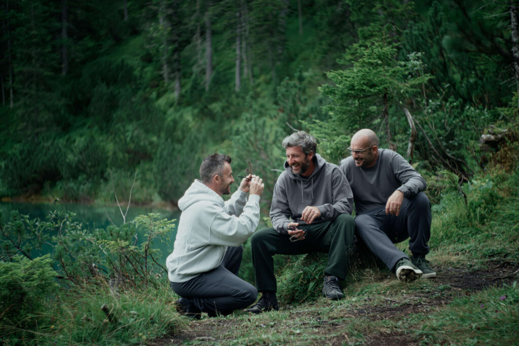 Tiroler Brillenhersteller | 5 Fakten über Rolf 1 Freundliche Szene mit Brillen von Tiroler Brillenhersteller am Seeufer